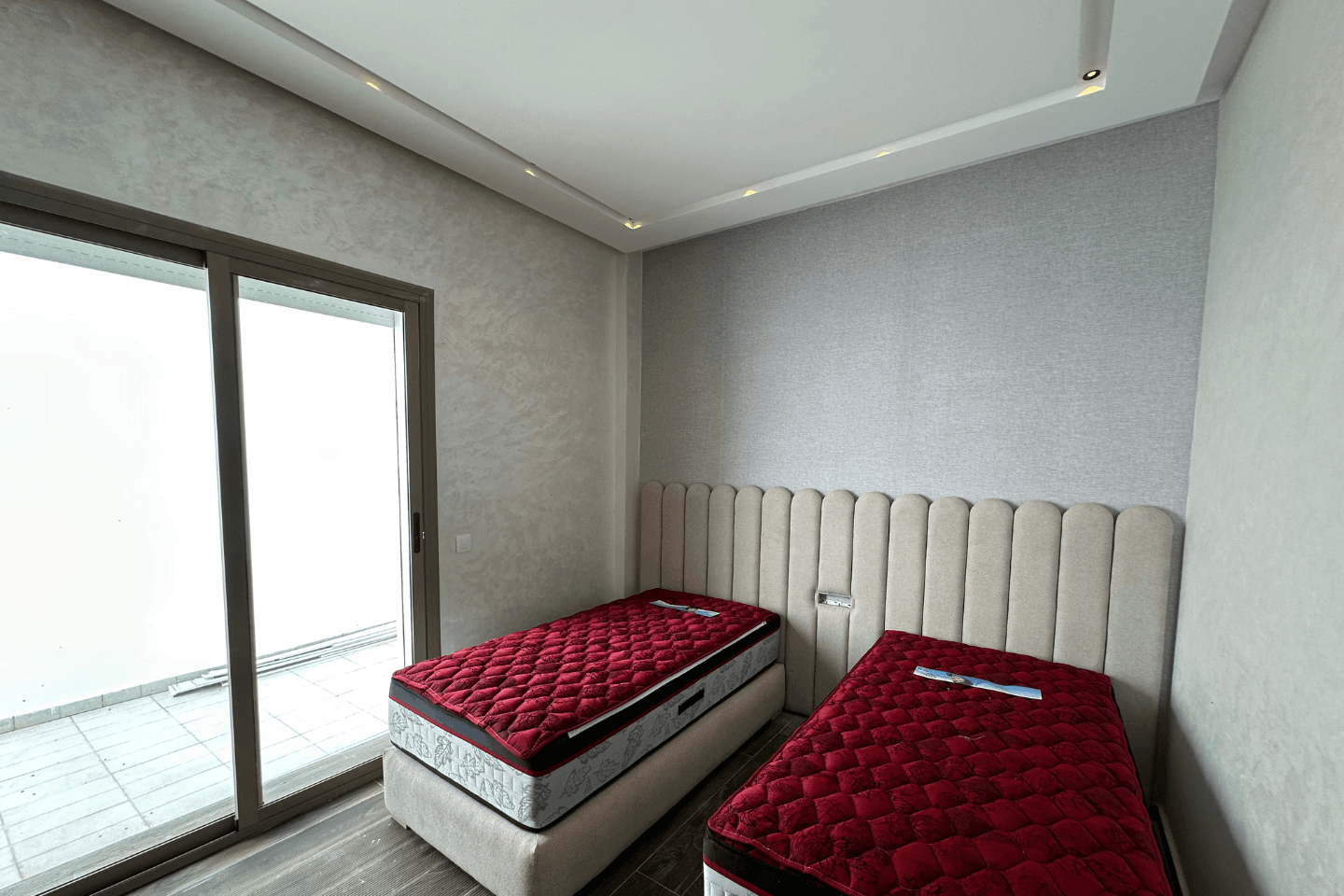 شقة مفروشة للبيع مرتيل تضم ثلاث غرف – قرب تجزئة المنطلق 8