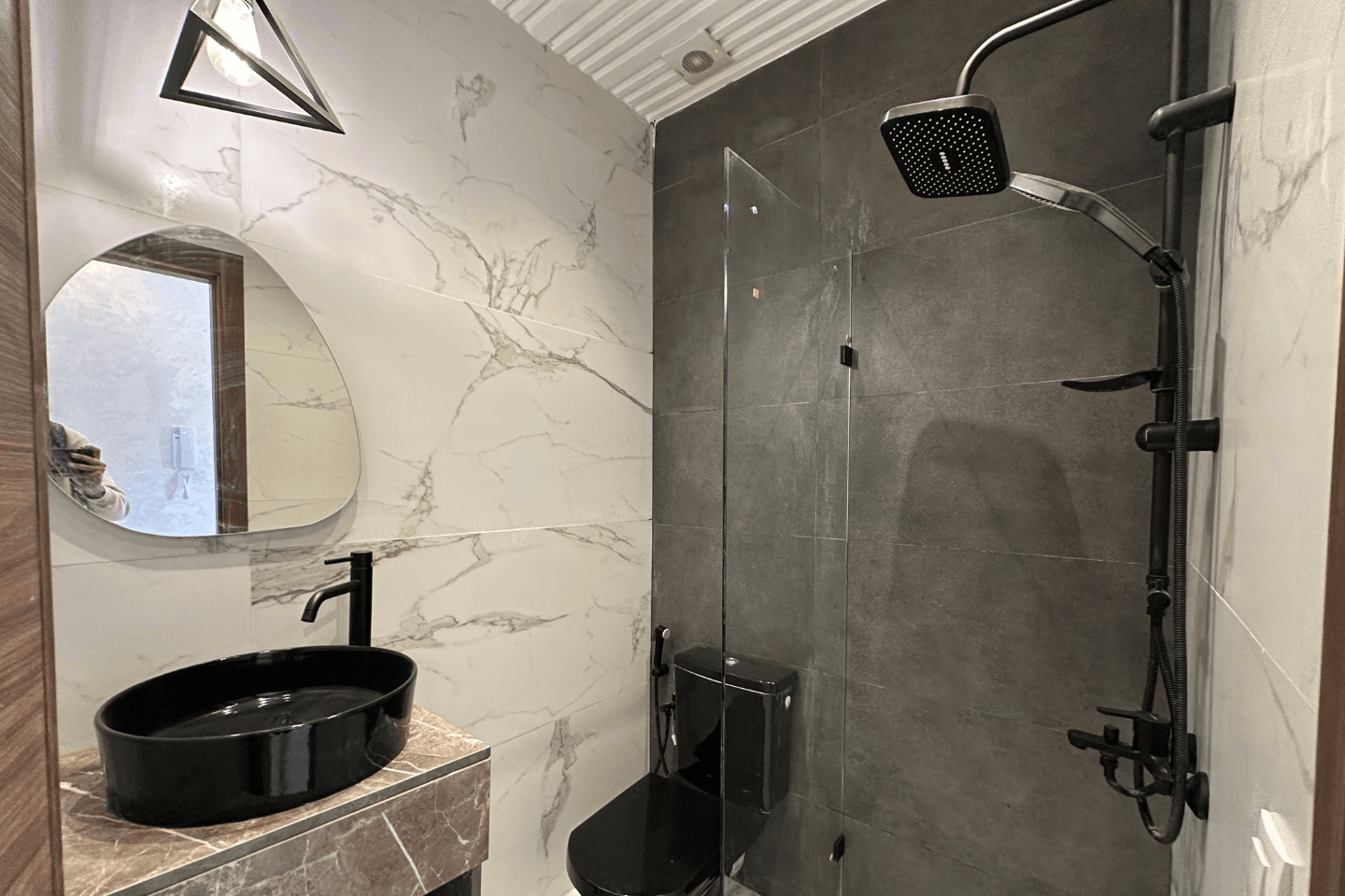 شقة مفروشة للبيع مرتيل تضم ثلاث غرف – قرب تجزئة المنطلق 7