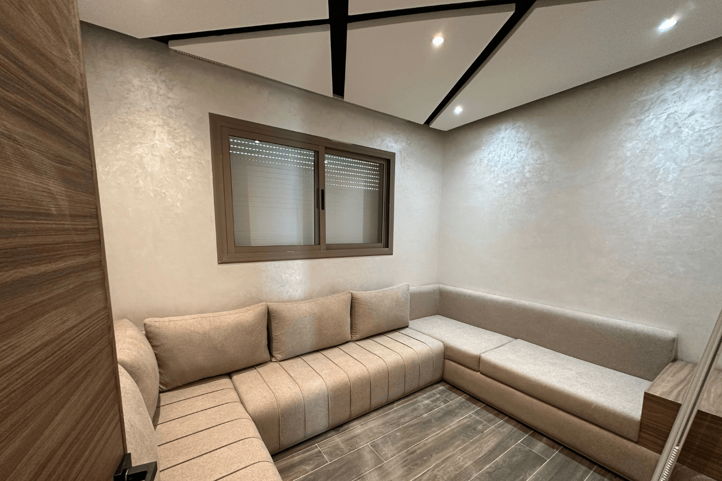 شقة مفروشة للبيع مرتيل تضم ثلاث غرف – قرب تجزئة المنطلق 5